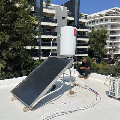 דוד שמש על גג עם קולטים וצינורות מחוברים