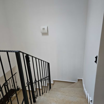 קיר לבן עם מתג חשמל על הקיר