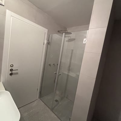 מקלחון זכוכית עם ראש מקלחת מתכתי