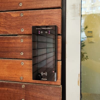 אינטרקום דיגיטלי מותקן על קיר עץ