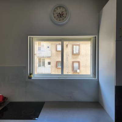 חלון אלומיניום במטבח עם נוף חיצוני