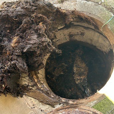 פתח ביוב פתוח עם לכלוך ופסולת