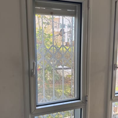 חלון עם תריסים ומסגרת מתכתית