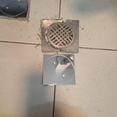 רצפה עם פתח ניקוז מתכת פתוח