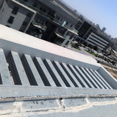 רשת למניעת כניסת יונים על גג בניין