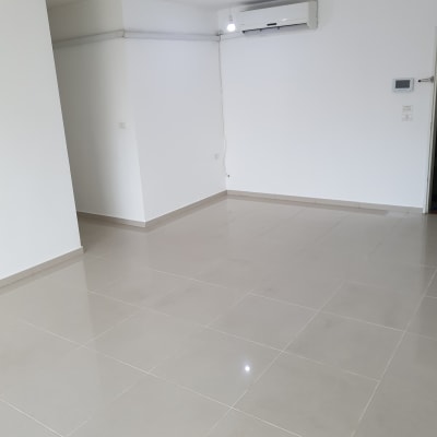 רצפה נקייה ומבריקה בחדר ריק עם תאורה