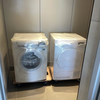 מכונות כביסה עטופות בניילון על גלגלים