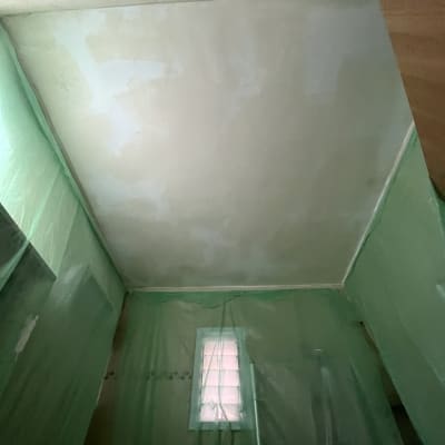 תקרה צבועה עם יריעות מגן ירוקות