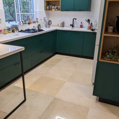 מטבח עם כיור, סבון כלים ומטלית על השיש