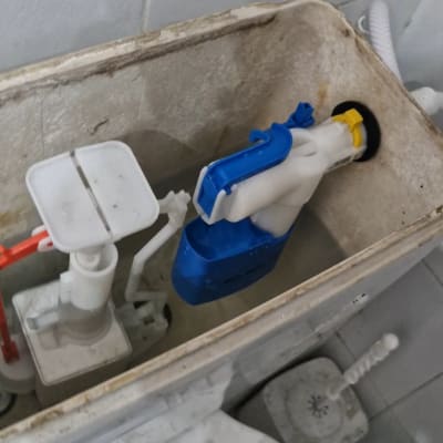 מיכל הדחה פתוח עם מנגנון פלסטיק כחול ולבן