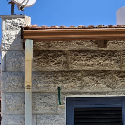 צלחת לוויין ודוד שמש על גג רעפים