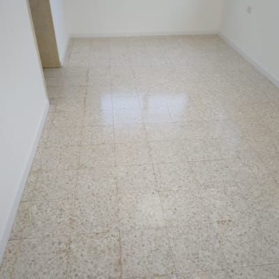 רצפה נקייה עם אריחים בהירים בחדר ריק