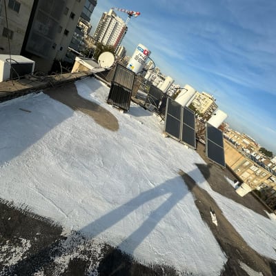 גג אטום בצבע לבן עם לוחות סולאריים