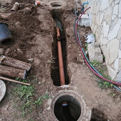 חפירה באדמה עם צינור כתום ותשתית ביוב