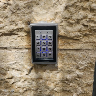 לוח מקשים של אינטרקום על קיר אבן