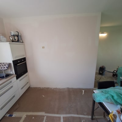 קיר צבוע עם ציוד צביעה במטבח