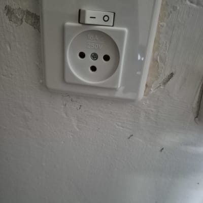 שקע חשמל עם מתג על קיר