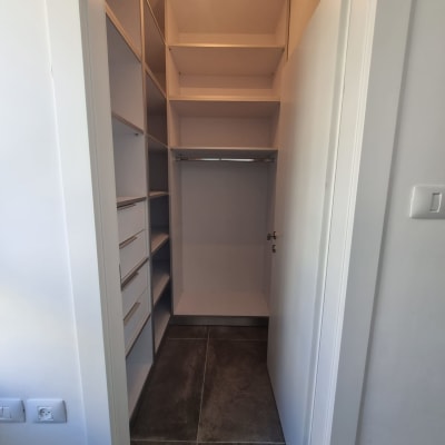 ארון בגדים עם מדפים ומגירות מעץ