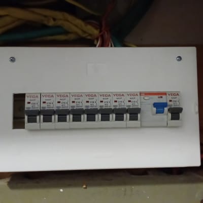 לוח חשמל עם מפסקים וחוטים צבעוניים