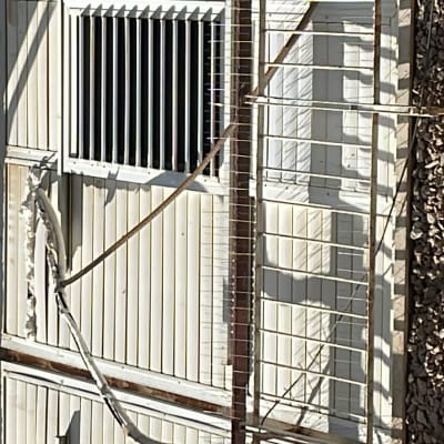 רשת מתכת על חלון למניעת כניסת יונים