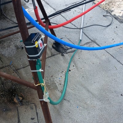 כבלים צבעוניים מחוברים למתקן חשמלי על גג