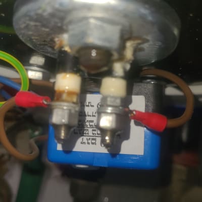 חיבורים חשמליים על דוד שמש