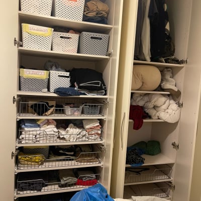 ארון בגדים מאורגן עם סלים ובגדים מקופלים