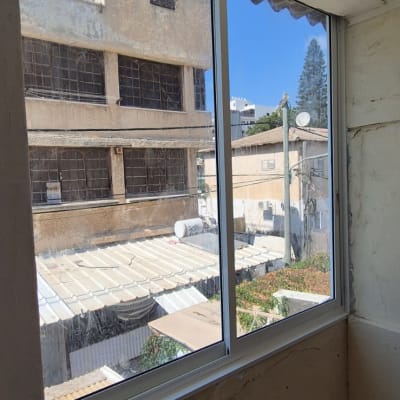 חלון אלומיניום עם מסגרת לבנה