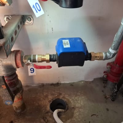 צנרת עם שסתום ומד מים כחול