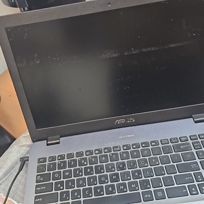 מחשב נייד ASUS עם מסך כבוי על שולחן