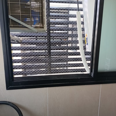 רשת יונים מותקנת על חלון למניעת כניסת יונים