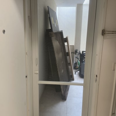 דלת אלומיניום עם ידית לבנה וחלון רשת