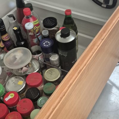 צינור גז ומיכלים במגירה