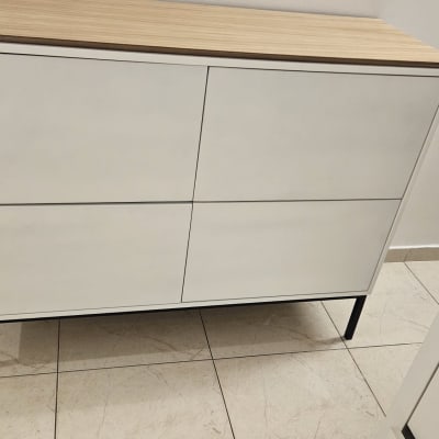 ארון לבן עם ארבע דלתות ורגליים שחורות