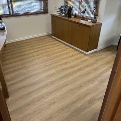 רצפת פרקט עץ בהירה בחדר עם חלונות