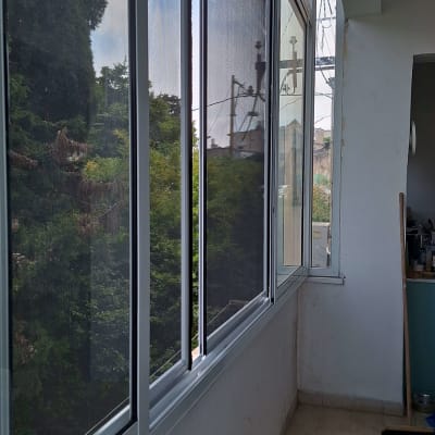 מסגרת אלומיניום לחלונות זכוכית במרפסת