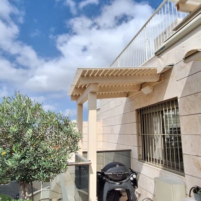 עץ זית, פרגולה מעץ, גריל גז במרפסת