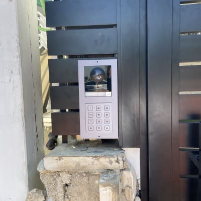 מערכת אינטרקום עם מצלמה ומקשים על שער מתכת