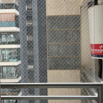 רשת מתכת מותקנת למניעת כניסת יונים במרפסת