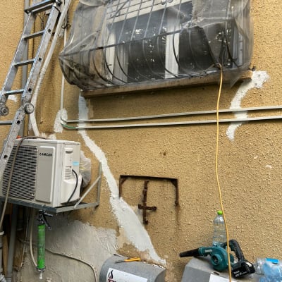 קיר עם תיקוני איטום סביב מזגן חיצוני