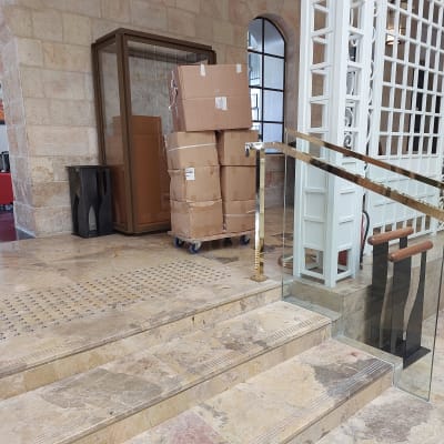 קופסאות קרטון על עגלה במסדרון עם מדרגות