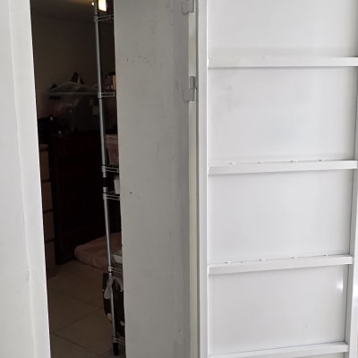 דלת מתכת לבנה פתוחה בחדר פנימי