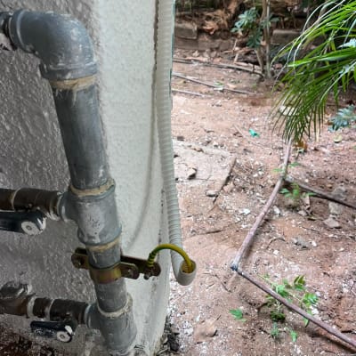 צינור מתכת עם חיבור כבל חשמל צהוב ירוק