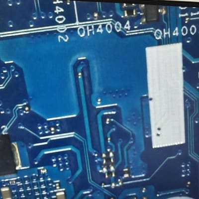 תמונה של לוח מעגלים אלקטרוני עם רכיבים