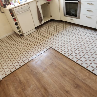 ריצוף חדש במטבח עם אריחים ודמוי עץ