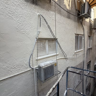 קיר חיצוני עם מזגן וצנרת חשמל
