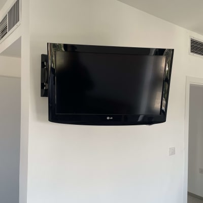 טלוויזיה מותקנת על קיר לבן