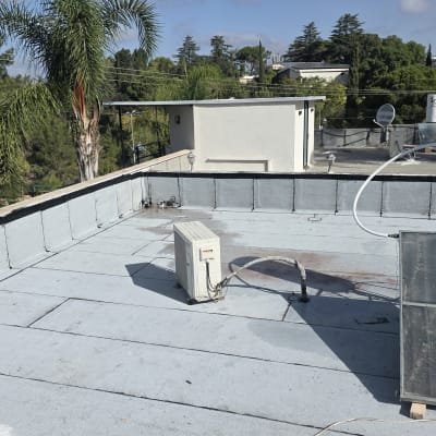 גג עם מערכת סולארית ודוד שמש