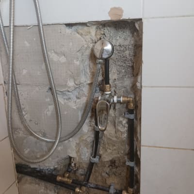 צנרת מים חשופה עם ברזים ומחברים