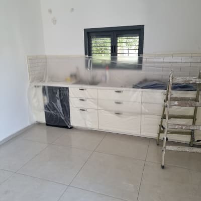 הכנה לצביעת דירה כולל כיסוי ארונות המטבח בניילון הגנה